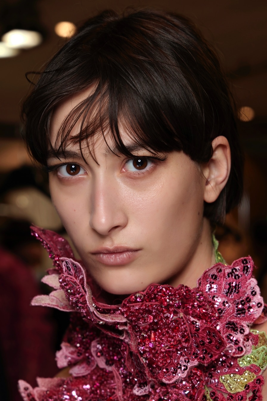 dfscom_stories_global_202205_May_4-Trending-Hairstyles-To-Try-This-Summer_Wispy-Fringe.jpg